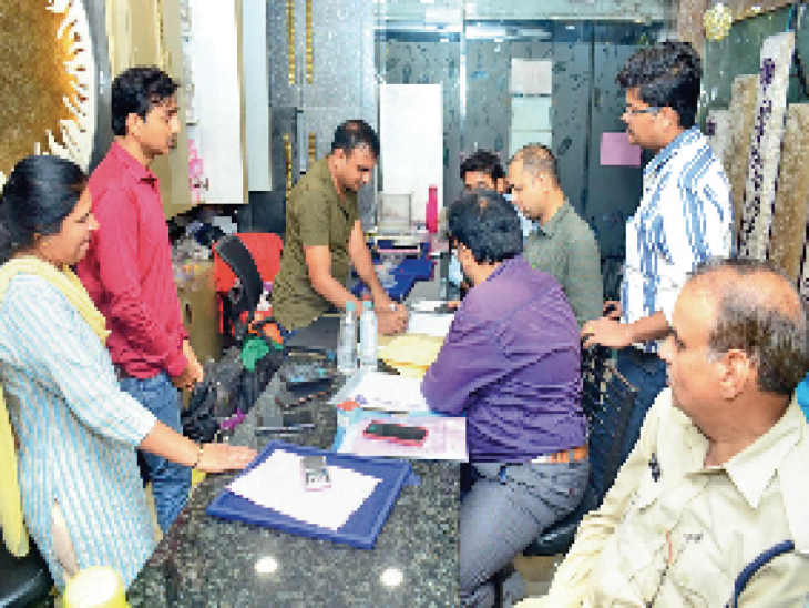 सराफा बाजार की एक दुकान पर कार्रवाई करती बीआईएस भोपाल की टीम। - Dainik Bhaskar