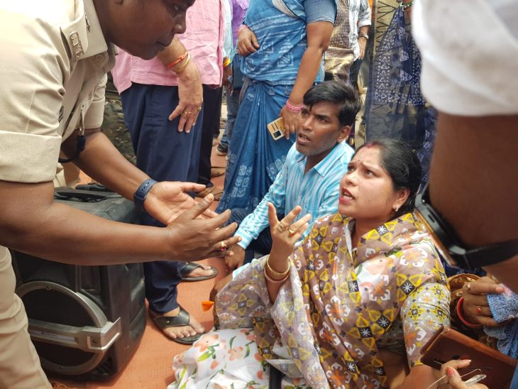 जिला प्रशासन के अधिकारी ने विधायक रंजना साहू को समझाने की कोशिश की।