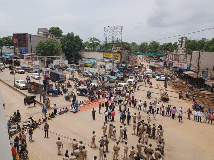 भाजपाईयों ने धमतरी के रत्नाबांधा चौक पर चक्काजाम कर दिया। बीच चौराहे पर प्रदर्शन से ट्रैफिक व्यवस्था चरमरा गई।