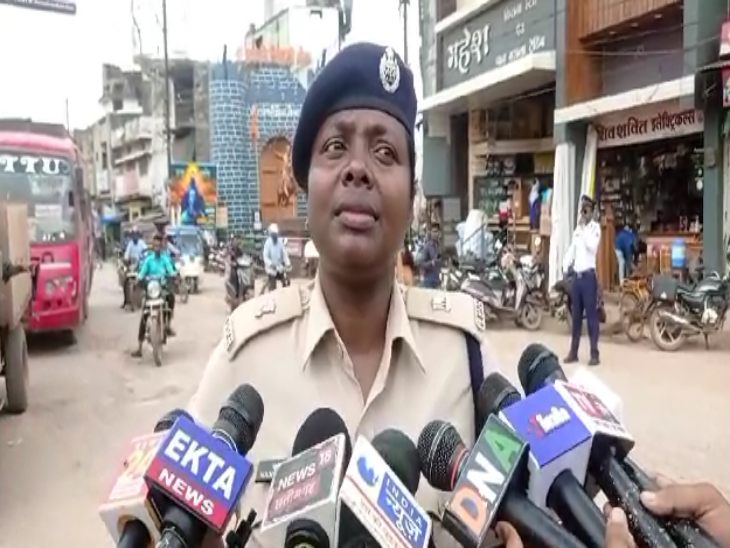 एएसपी मधुलिका सिंह ने कहा कि उन्होंने विधायक की बांह नहीं पकड़ी है, वे केवल उन्हें सड़क से उठाने की कोशिश कर रही थीं।