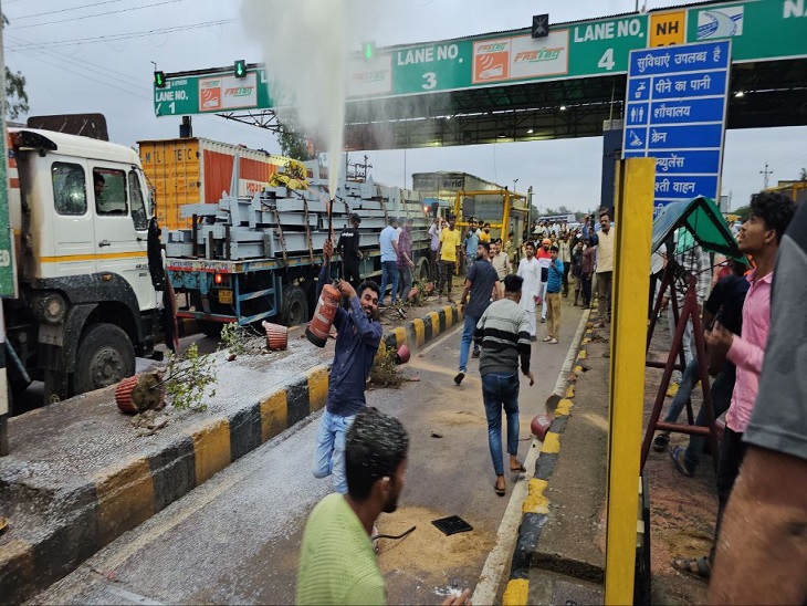 दुर्ग बाइपास टोल प्लाजा में इस तरह की गई थी तोड़फोड़