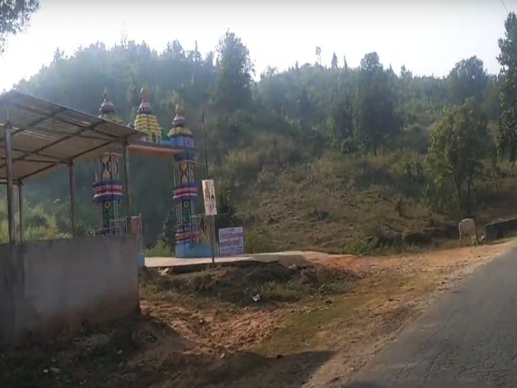 नाबालिग लड़की अपने परिचित के साथ पहाड़ी मंदिर दर्शन करने गई थी।