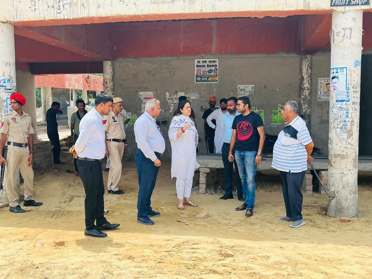 मोहल्ला क्लिनिक पर DC की रेड: 2 कर्मचारी छुट्टी पर मिले; बोली... 2 निर्माणाधीन बस स्टैंड की जानकारी लेतीं डीसी डॉ. सेनू दुग्गल।