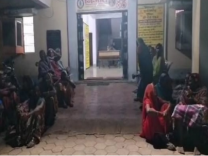 युवती के घायल होने के बाद देर रात तक अस्पताल में डटीं रहीं महिलाएं।
