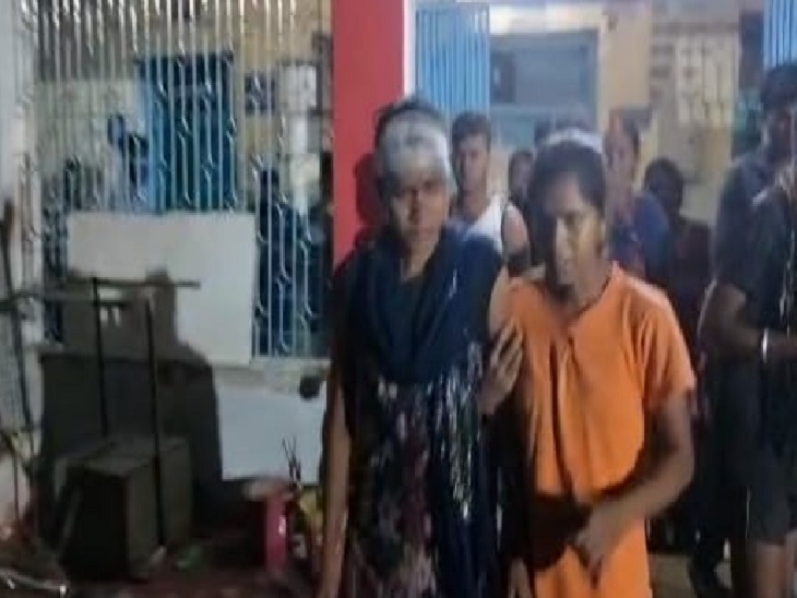 घायल युवती को अस्पताल में भर्ती कराया गया है।