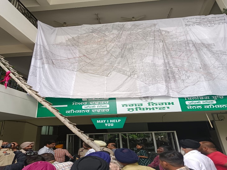 वार्डबंदी के नक्शे में उलझे पार्षद: MC का आरोप-जानबूझ कर.... 2 नगर निगम जोन-D में दूसरी मंजिल पर लटकाया नक्शा।