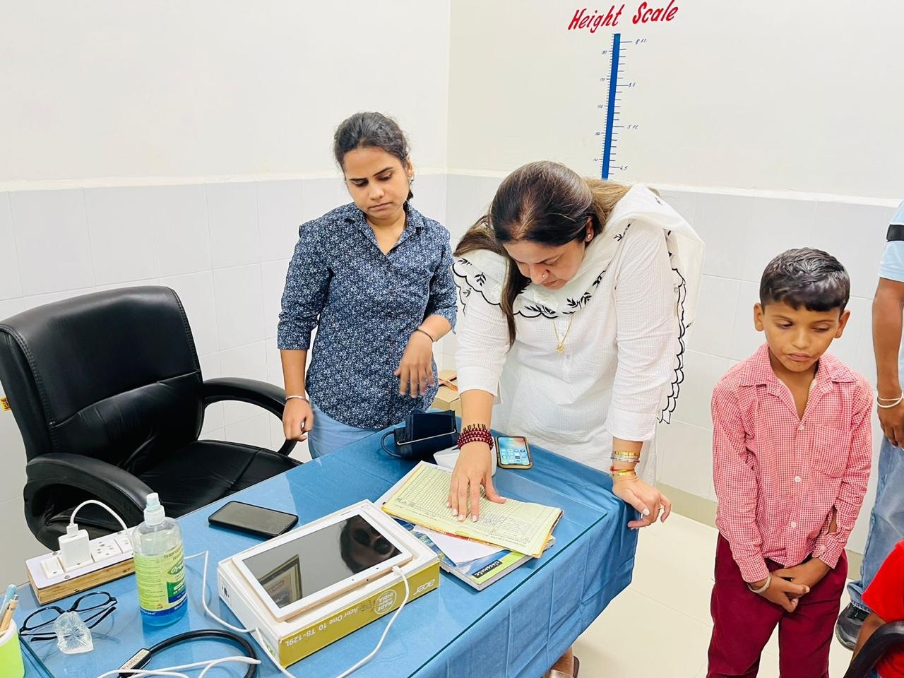 मोहल्ला क्लिनिक पर DC की रेड: 2 कर्मचारी छुट्टी पर मिले; बोली... 3 मोहल्ला क्लिनिक में हाजिरी रजिस्टर चेक करतीं डीसी डॉ. सेनू दुग्गल।