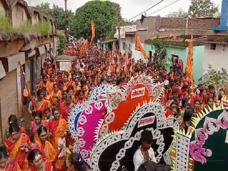 कांवड़ यात्रा में बड़ी संख्या में शामिल हुईं महिलाएं