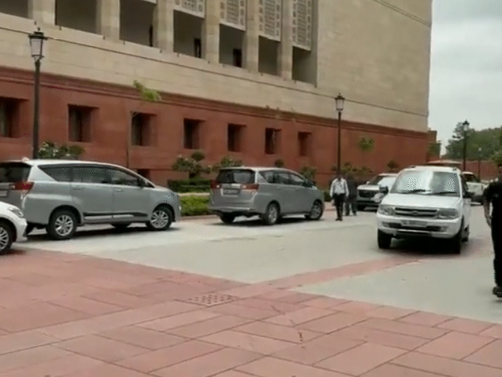 यह तस्वीर सुबह 12 बजे की है। जब राहुल 137 दिनों बाद संसद भवन आए।