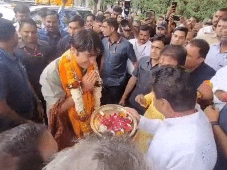 पं. धीरेंद्र कृष्ण शास्त्री के छिंदवाड़ा आगमन पर कमलनाथ ने आरती की थी। इसे लेकर अब उनकी ही पार्टी के नेता प्रमोद कृष्णम ने आपत्ति जताई है।