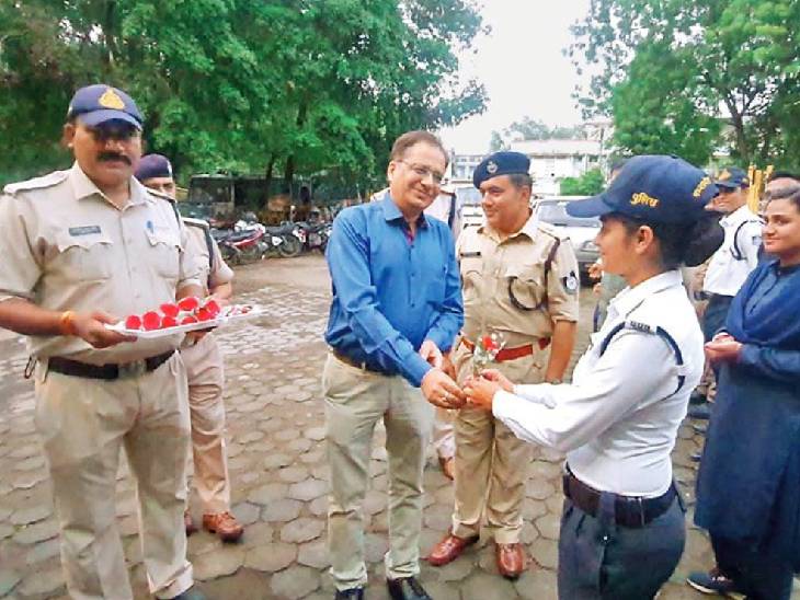 मध्यप्रदेश में 7 अगस्त से पुलिसकर्मियों के साप्ताहिक अवकाश की व्यवस्था लागू हो गई है। प्रतिदिन औसतन 14 प्रतिशत मैदानी अमला साप्ताहिक अवकाश पर रहेगा। रविवार शाम ड्यूटी खत्म कर घर लौटने वाले ट्रैफिक स्टाफ को डीसीपी हेडक्वार्टर सुधीर अग्रवाल और डीसीपी ट्रैफिक शुक्ल ने फूल देकर उन्हें अवकाश पर रवाना किया।