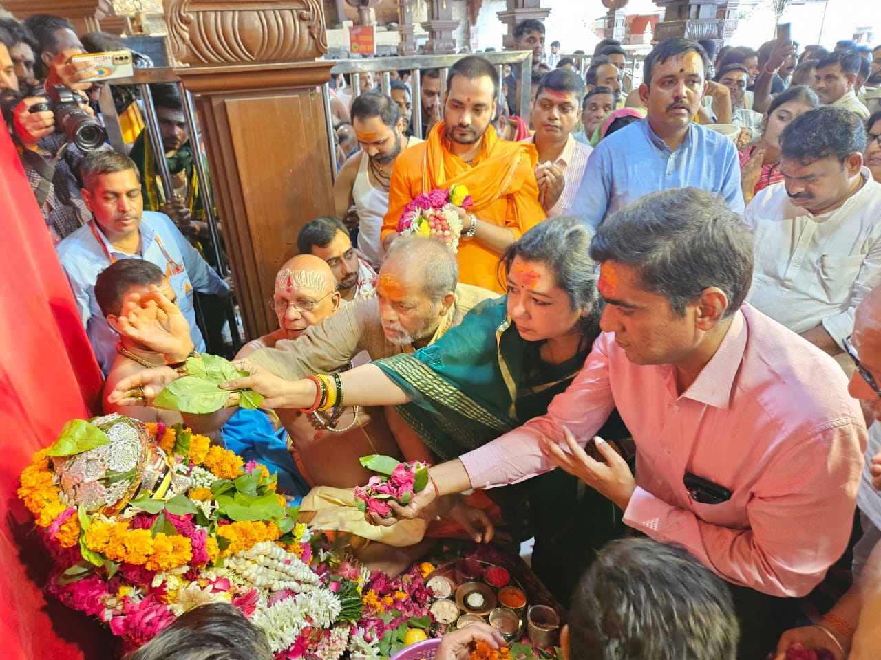 महाकाल मंदिर के सभा मंडप में घनश्याम पुजारी के साथ ही कलेक्टर कुमार पुरषोत्तम, विधायक पारस जैन और महापौर मुकेश टटवाल ने पूजा-अर्चना की।