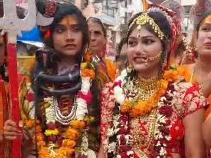 सवारी में भक्तों ने भगवान शिव और पार्वती का रूप धारण किया।