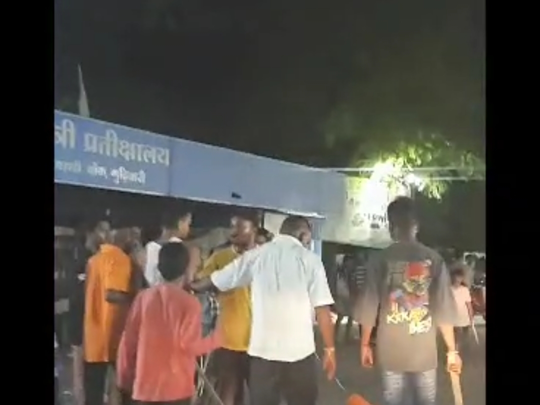 घटना के वक्त 2 पुलिसकर्मियों की गाड़ी भी वहां से गुजरी, लेकिन किसी ने भी युवकों को रोकने की कोशिश नहीं की।