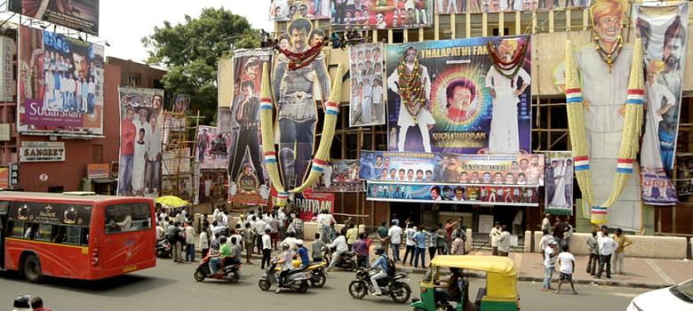 रजनीकांत की किसी भी फिल्म की रिलीज से पहले चेन्नई में ऐसे कट आउट्स बेहद आम हैं।