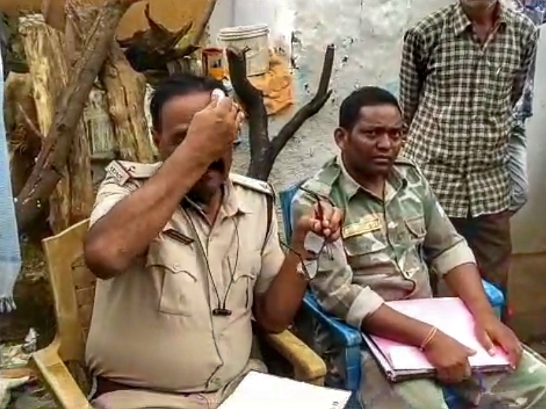 सूचना के बाद पुलिस भी मौके पर पहुंची और आसपास के लोगों से पूछताछ की गई।