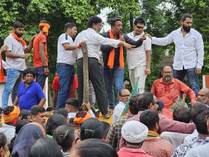 पीडब्ल्यूडी कार्यालय का घेराव करते भाजपा पदाधिकारी व कार्यकर्ता - Dainik Bhaskar