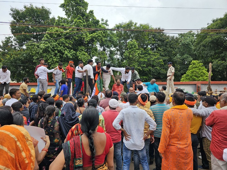 घेराव के दौरान बड़ी संख्या में मौजूद रहे भाजपा नेता व कार्यकर्ता
