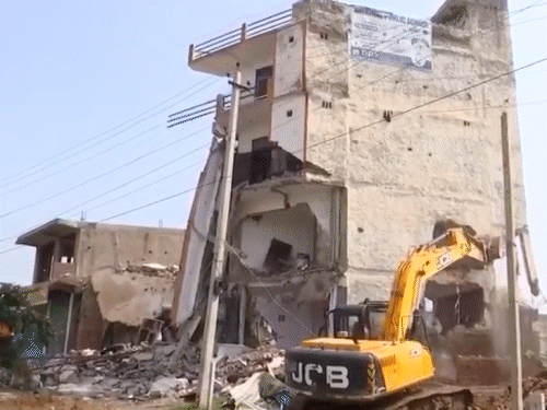 नूंह में प्रशासन ने रविवार को सहारा होटल गिरा दिया। आरोप है कि 31 जुलाई को हिंसा के दिन इस होटल से पत्थरबाजी की गई थी।