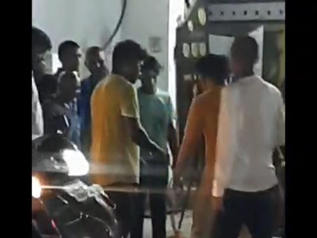 राजधानी रायपुर में लोगों की भीड़ ने एक कुत्ते की बीच बाजार में लाठी-डंडों से पीट-पीटकर हत्या कर दी।