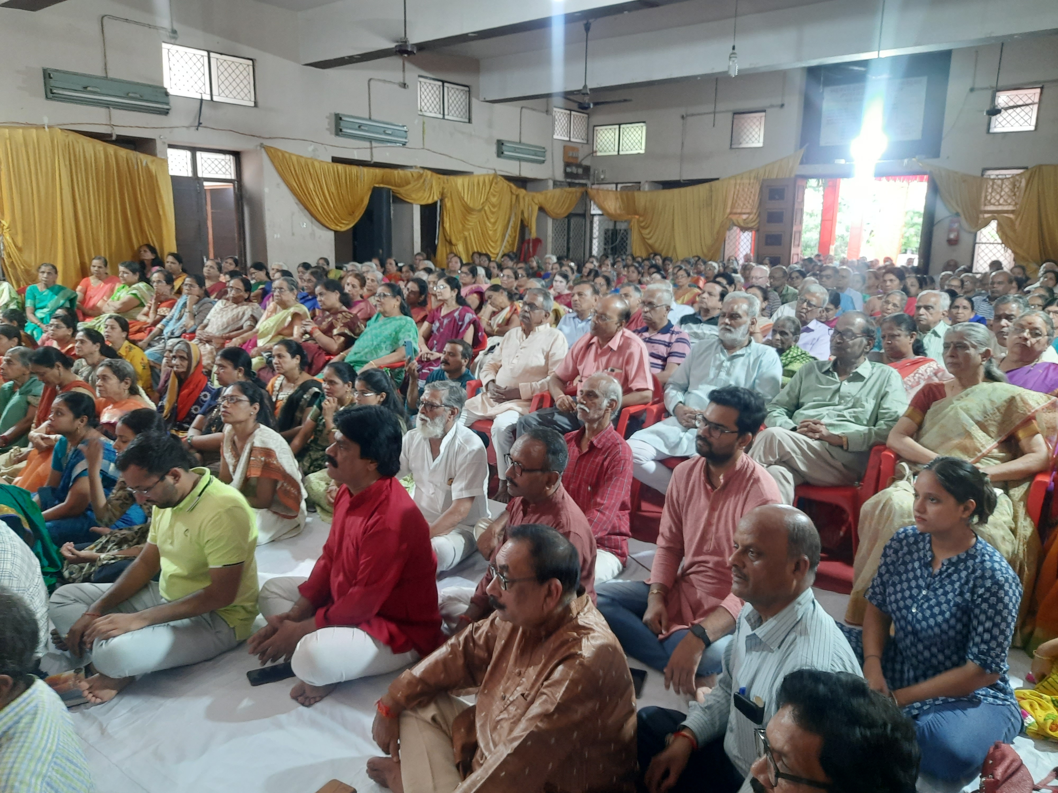 कथा में मौजूद श्रोता।