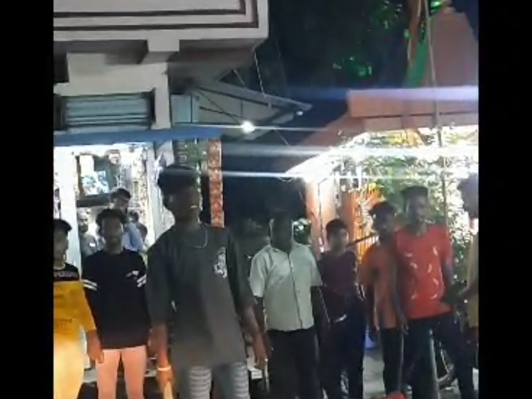 आदर्श नगर के कुछ लोगों ने कुत्ते की बेरहमी से हत्या करने के बाद उसके गले में रस्सी बांधकर उसे सड़क पर घसीटा।