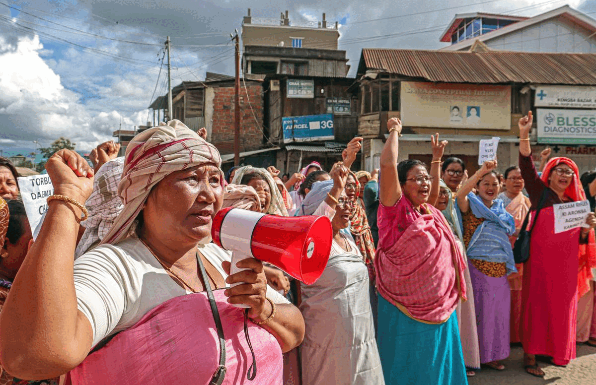 तस्वीरें मणिपुर की राजधानी इंफाल की है। यहां मैतेई महिलाओं ने असम राइफल्स के खिलाफ विरोध प्रदर्शन किया।
