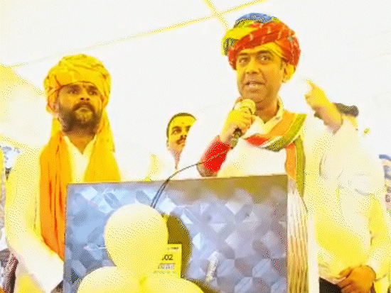 कांग्रेस विधायक प्रियव्रत सिंह लोकार्पण कार्यक्रम में मंच से भाषण दे रहे थे। इसी दौरान ये वाक्या हुआ। - Dainik Bhaskar