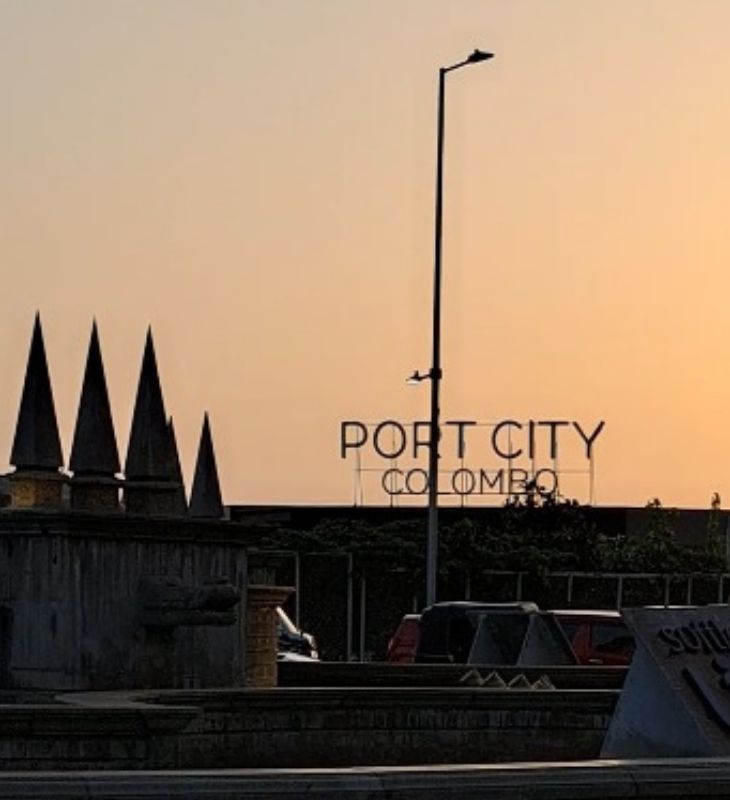 श्रीलंका की राजधानी कोलंबो के समुद्र तट पर बन रही पोर्ट सिटी। ये जगह गाले फेस बीच के सामने है, जहां से 2022 में श्रीलंका सरकार के खिलाफ आंदोलन शुरू हुआ था।