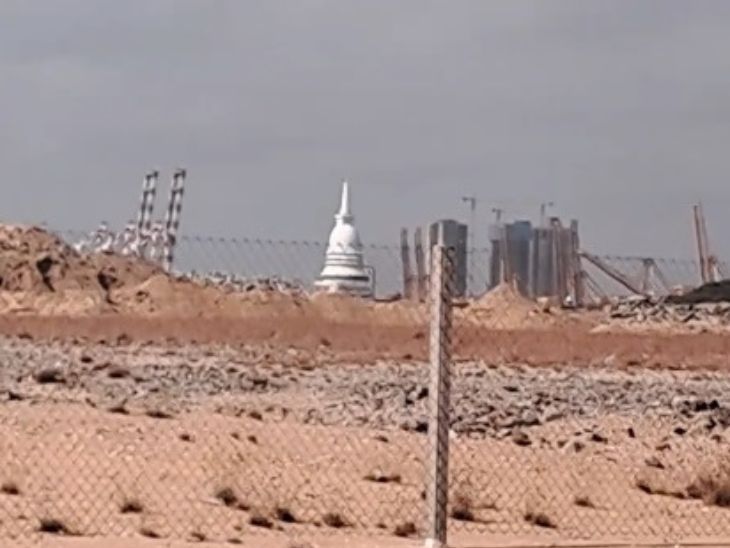 पोर्ट सिटी के अंदर हमें एक अंडर कंस्ट्रक्शन बौद्ध मंदिर दिखा। यहां टेम्परेरी मोबाइल फोन के टावर भी लगे हैं।