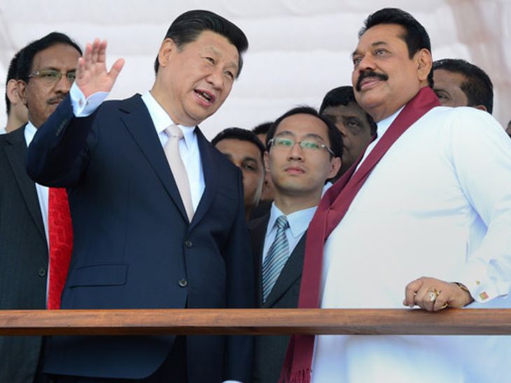 फोटो 16 सितंबर, 2014 की है। चीन के राष्ट्रपति शी जिनपिंग के श्रीलंका दौरे का आखिरी दिन था। जिनपिंग और श्रीलंकाई राष्ट्रपति रहे महिंदा राजपक्षे की मौजूदगी में चीनी कंपनी और श्रीलंका की पोर्ट एंड शिपिंग मिनिस्ट्री ने प्रोजेक्ट के लिए एग्रीमेंट किया था।