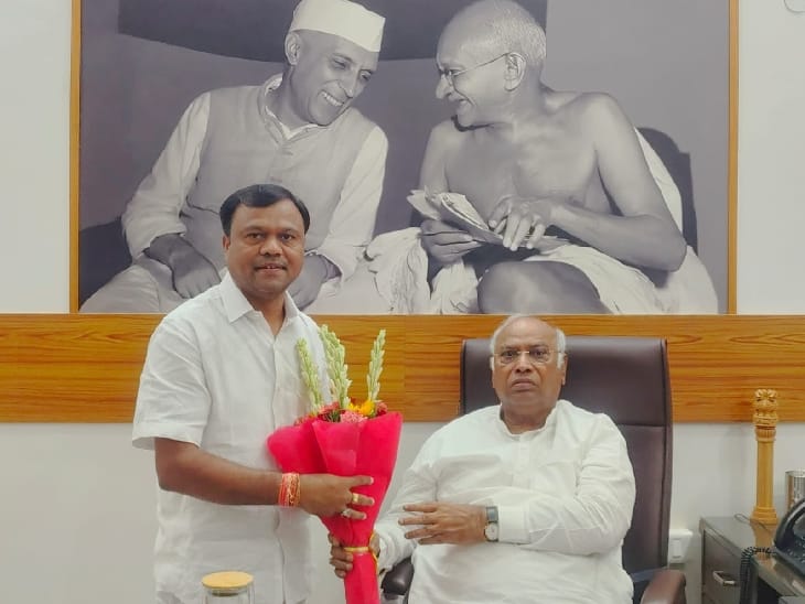 पीसीसी अध्यक्ष दीपक बैज ने राष्ट्रीय अध्यक्ष मल्लिकार्जुन खड़गे को दिल्ली जाकर छत्तीसगढ़ आने का न्योता दिया था।