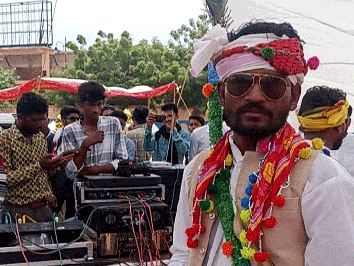 Tribals reached the city with bow and arrows in their hands हाथों में तीरकमान लेकर शहर पहुंचे