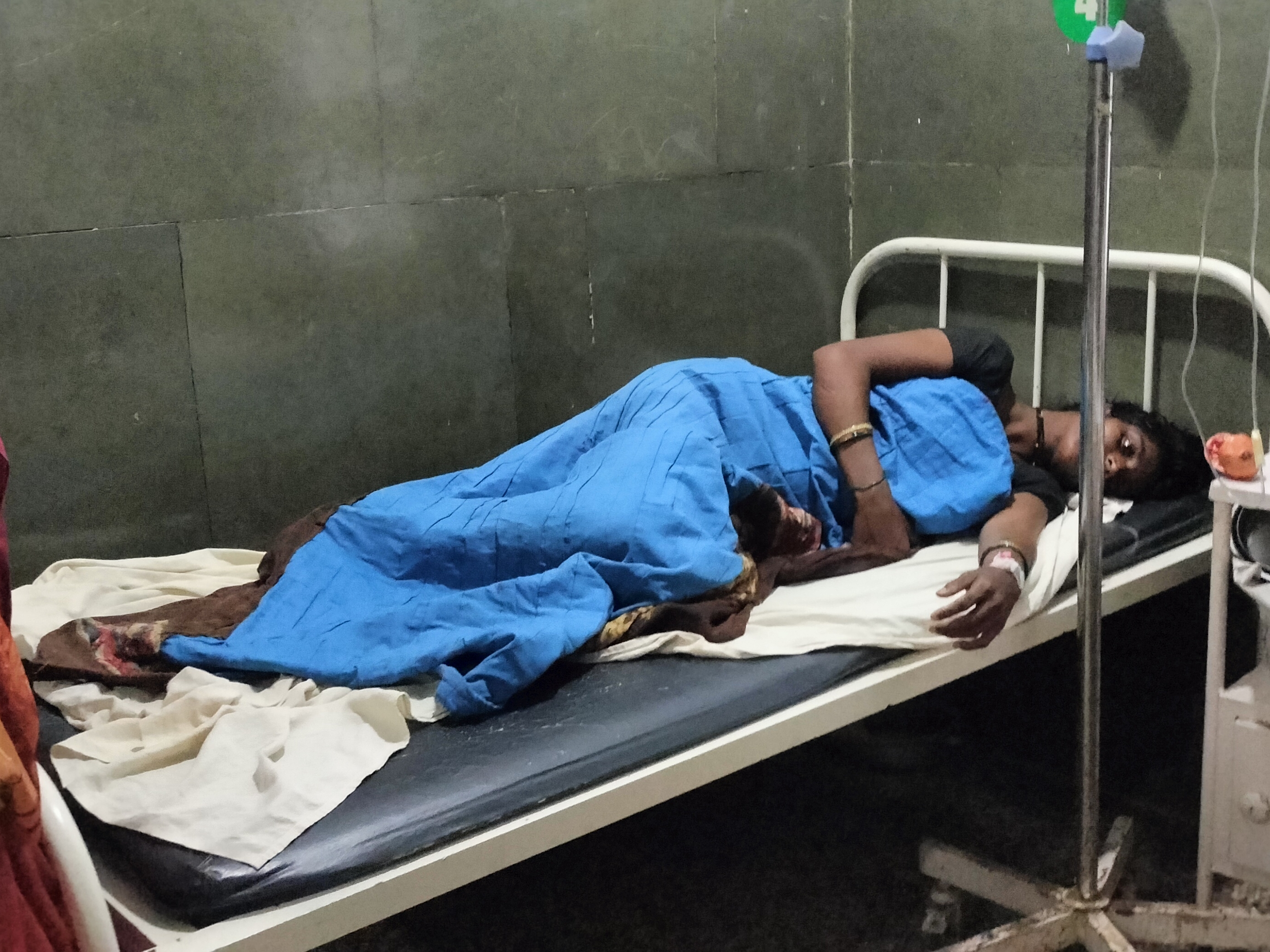 मां त्रिवेणी का इलाज पलारी के सामुदायिक स्वास्थ्य केंद्र में जारी। अभी उसे बेटी की मौत के बारे में नहीं बताया गया है।