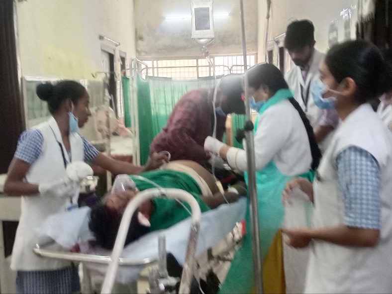 इलाज के दौरान पिता आनंद चेरवा की मौत हो गई है।