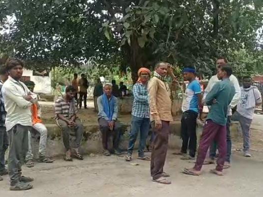 अस्पताल के बाहर परिजन, गर्भवती महिला की सांप काटने से हो गई मौत।