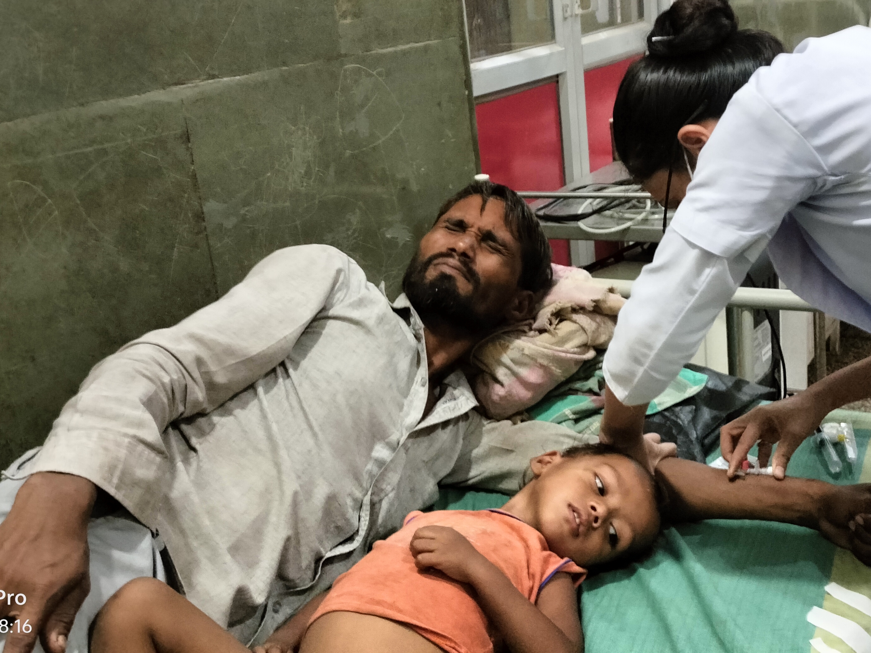 पिता और डेढ़ साल के बेटे दुष्यंत को भी उल्टी-दस्त की शिकायत होने पर पलारी के सामुदायिक स्वास्थ्य केंद्र में भर्ती कराया गया है।