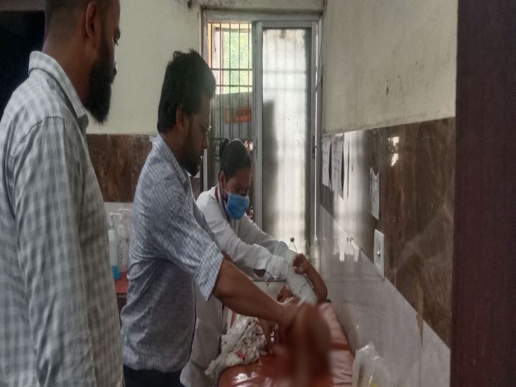 2 बच्चियां घायल हुई हैं, जिसमें 2 साल की बच्ची की हालत गंभीर है। दोनों बच्चियों का इलाज जारी है।