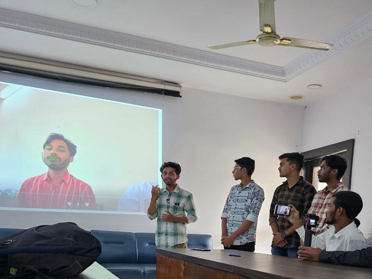 सॉफ्टवेयर के बारे में प्रोजेक्टर के जरिए जानकारी देते इंजीनियरिंग स्टूडेंट्स।