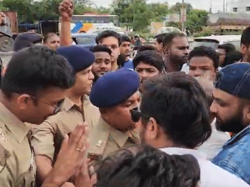 चक्काजाम करने से रोका तो भाजपाई और पुलिस अफसरों में बहस हो गई। इस दौरान सीएसपी आशीष बंछोर का अंगूठा मोड़ते हुए भाजपा नेता। - Dainik Bhaskar