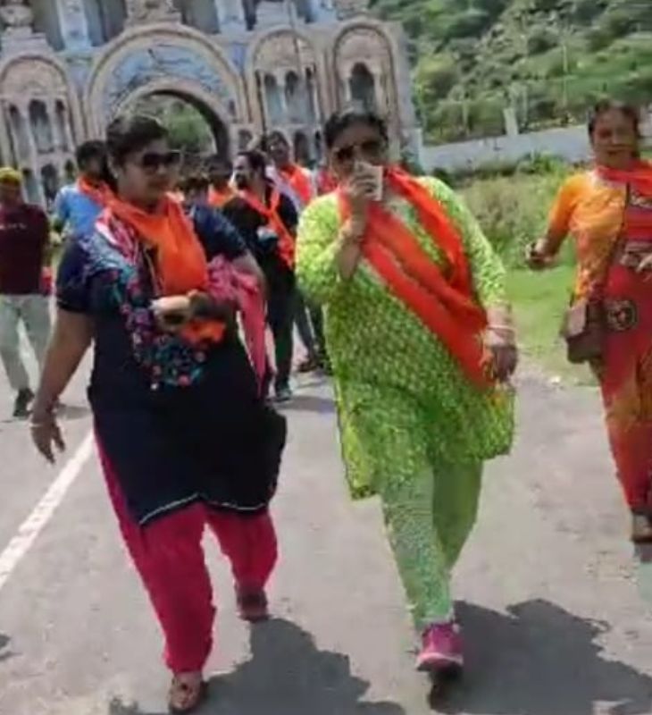 काले कपड़ों में दिख रहीं सरस्वती लोहिया हमले वाले दिन मंदिर में ही थीं। ये मंदिर के बाहर की फोटो है।