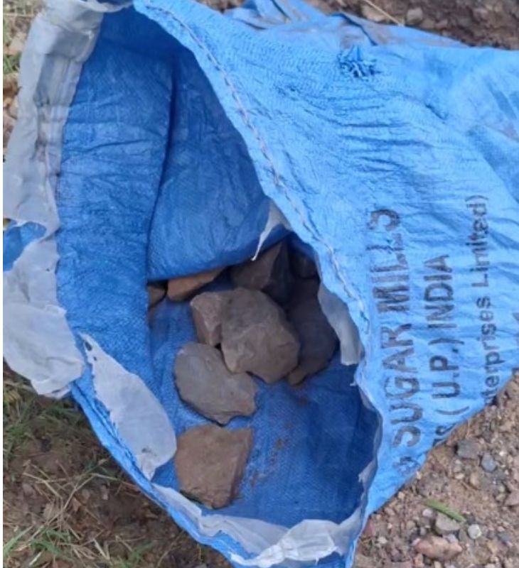 नलहरेश्वर मंदिर के आसपास पत्थरों से भरी बोरियां पड़ी हैं। ये कौन लाया था, ये कोई नहीं जानता।