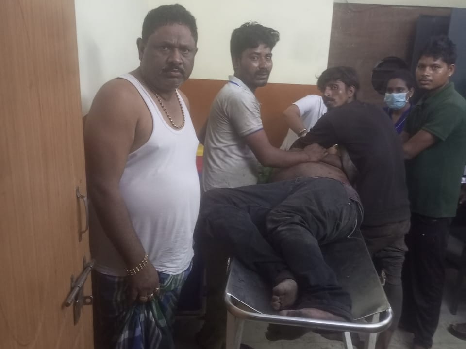 व्यक्ति को मेडिकल कॉलेज अस्पताल में भर्ती कराया गया, लेकिन इलाज के दौरान उसने दम तोड़ दिया।