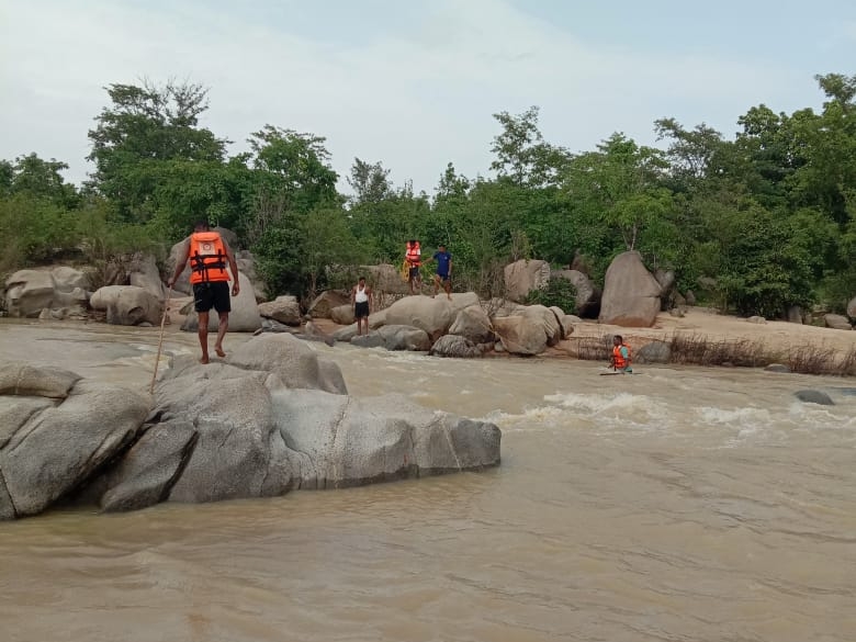 सुबह से टीम घटनास्थल और उसके आसपास सर्चिंग कर रही है।