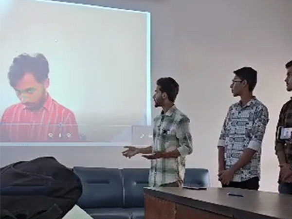 फेस का डेटा स्टोर करने वाला सॉफ्टवेयर दृष्टि नयन, इंंजीनियरिंग स्टूडेंट्स इसके बारे में जानकारी देते हुए। - Dainik Bhaskar