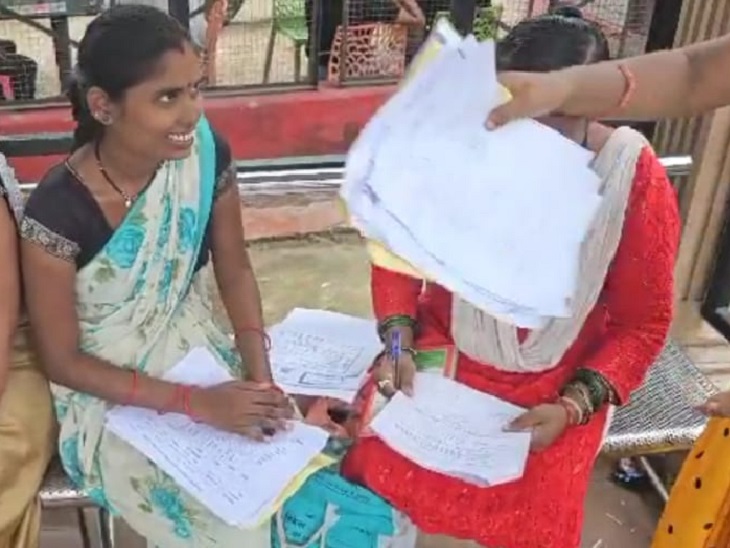 आंगनबाड़ी में कार्यकर्ता व सहायिका भर्ती के लिए प्रमाणपत्र बनवाने पहुंची थी महिलाएं व युवतियां।