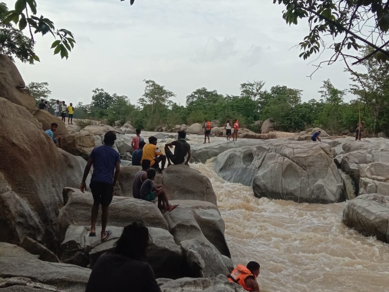 रेस्क्यू टीम के साथ मौके पर स्थानीय लोग भी मौजूद हैं।