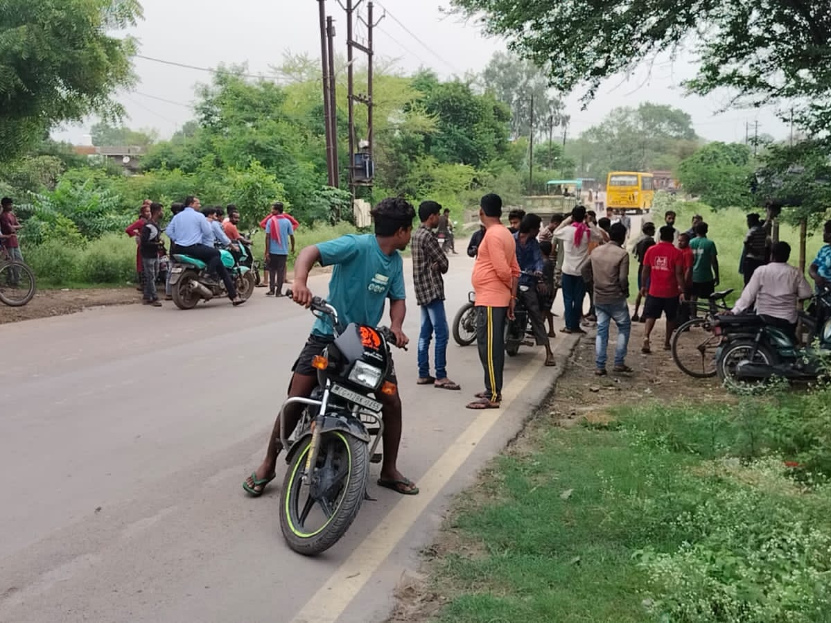 हादसे के बाद मौके पर भीड़ जुट गई थी।