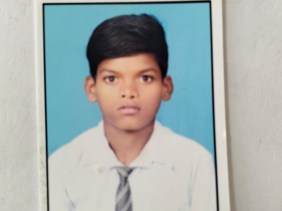 पानी में बहाय गए बच्चे की पुरानी तस्वीर।