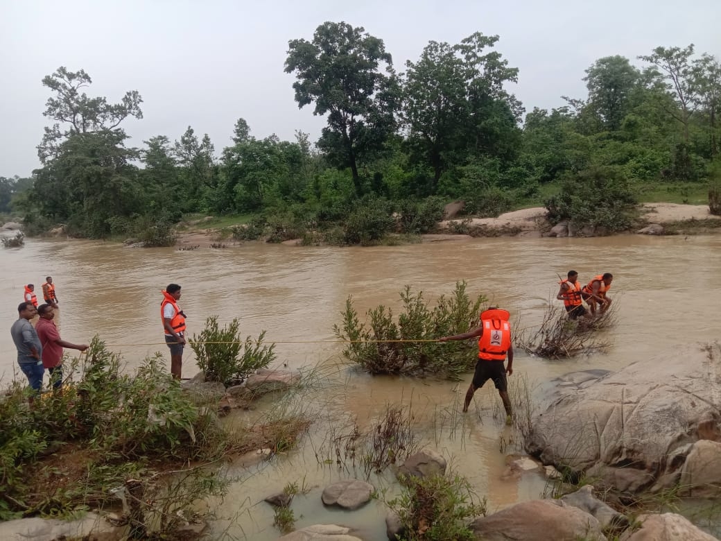 घटनास्थल से लेकर कुछ दूर आगे तक टीम युवक की तलाश कर रही है।